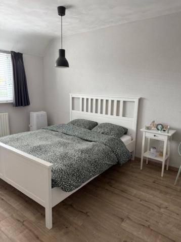 Ikea Hemnes bedframe 160x200 met 1 nachtkastje - afbeelding 1 Ikea Hemnes bedframe 160x200 met 1 nachtkastje - afbeelding 1