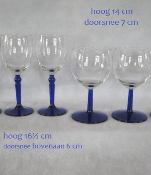 4 wijnglazen, glazen blauwe voet + steel, kelk helder glas, Huis en Inrichting, Keuken | Servies, Glas of Glazen, Glas, Ophalen of Verzenden