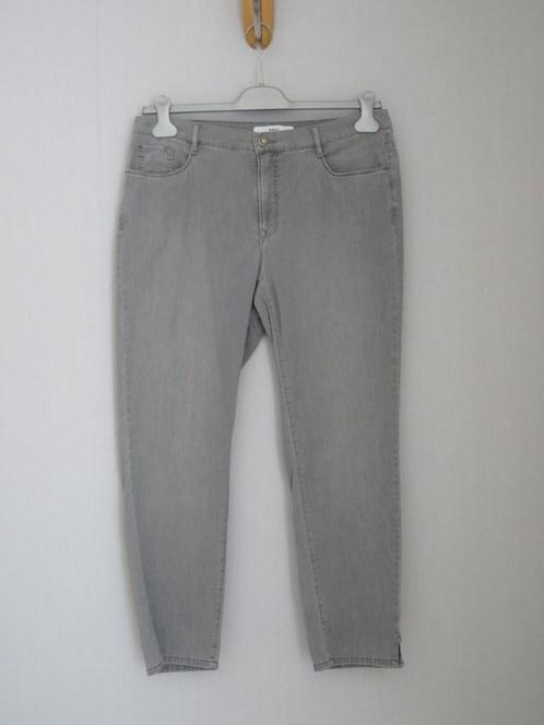 Brax grijze jeans in zomerkwaliteit, Kleding | Dames, Broeken en Pantalons, Zo goed als nieuw, Maat 42/44 (L), Grijs, Driekwart