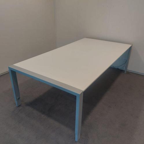 Ahrend Instelbare vergadertafel met schroef 240x120xH62-84cm, Huis en Inrichting, Bureaus, Gebruikt, Bureau, In hoogte verstelbaar