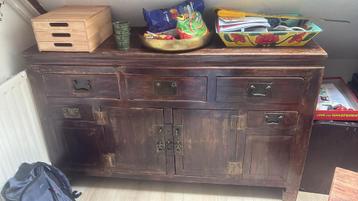 Donkerbruin dressoir met lades en deuren