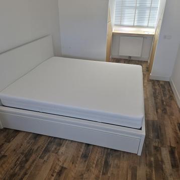 IKEA King Bed Set (180x200 cm) + Mattress + Storage Drawers - afbeelding 1 IKEA King Bed Set (180x200 cm) + Mattress + Storage Drawers - afbeelding 1