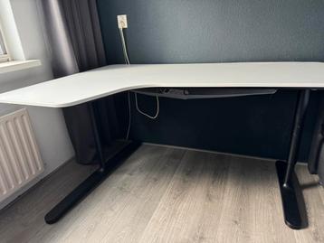 Ikea bureau bekant wit met zwarte poten - afbeelding 1 Ikea bureau bekant wit met zwarte poten - afbeelding 1