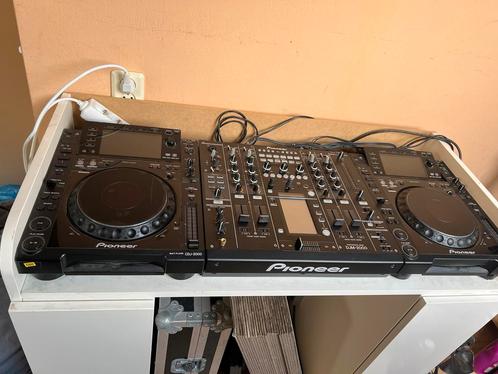 CDJ 2000, DJM 2000, flightcases, dj booth en speakers, Muziek en Instrumenten, Dj-sets en Draaitafels, Zo goed als nieuw, Draaitafel