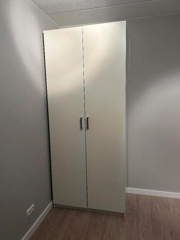 Twee nette Ikea pax kasten wit (100 x 60 x 235 cm) - afbeelding 5 Twee nette Ikea pax kasten wit (100 x 60 x 235 cm) - afbeelding 5