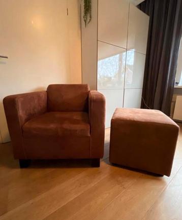 Fauteuil met poef