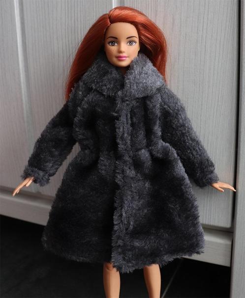 Barbie kleding nieuw - Bontjas winterjas jas donker grijs, Kinderen en Baby's, Speelgoed | Poppen, Nieuw, Barbie, Ophalen of Verzenden