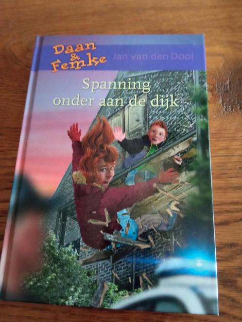 Jan van den Dool - Spannig onder aan de dijk, Boeken, Kinderboeken | Jeugd | onder 10 jaar, Zo goed als nieuw, Fictie algemeen