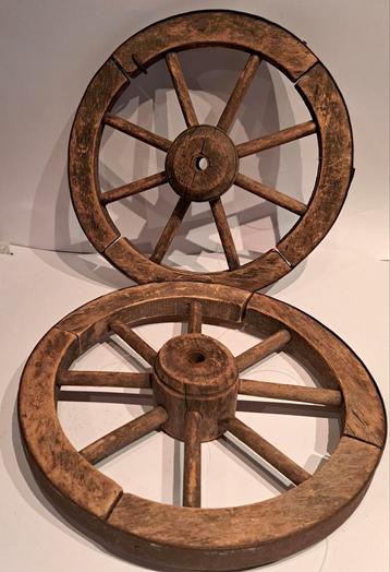 Twee antieke wagenwielen/ karrenwielen doorsnede 35 cm