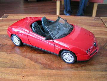 Alfa Romeo Spider - rood - schaal 1/18