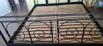 Stijlvol zwart metalen bedframe met lattenbodem - afbeelding 4 Stijlvol zwart metalen bedframe met lattenbodem - afbeelding 4