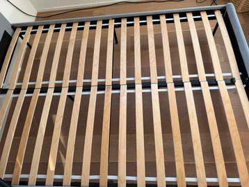 Grijs bedframe - Ikea Slatum 140x200 - afbeelding 3 Grijs bedframe - Ikea Slatum 140x200 - afbeelding 3