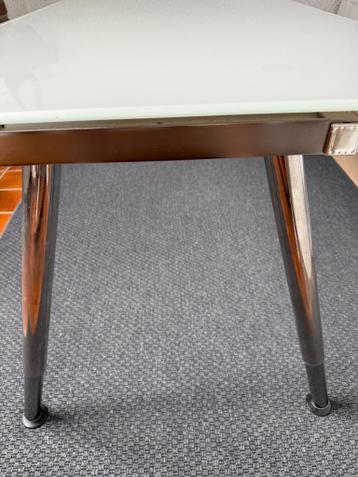 IKEA Galant bureau met chromen onderstel en melkglas blad - afbeelding 1 IKEA Galant bureau met chromen onderstel en melkglas blad - afbeelding 1