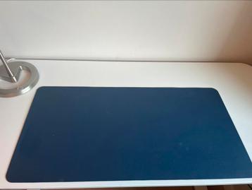 Bureau. Ikea Bekant. 140 x 60. Met lamp en bureaulegger - afbeelding 3 Bureau. Ikea Bekant. 140 x 60. Met lamp en bureaulegger - afbeelding 3