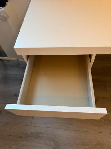 IKEA MALM Bureau - wit (140x65 cm) - €35 - afbeelding 4 IKEA MALM Bureau - wit (140x65 cm) - €35 - afbeelding 4