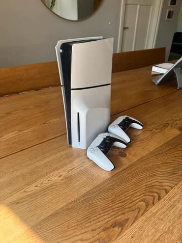 Playstation 5 slim disk editie 1TB + 2 controllers