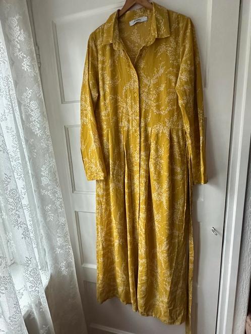 Maxi lange oker geel gebloemde doorknoop jurk Ambika L 42, Kleding | Dames, Jurken, Zo goed als nieuw, Maat 42/44 (L), Geel, Onder de knie