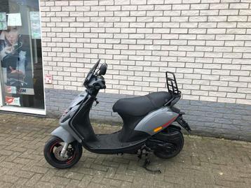 JONGE PIAGGIO ZIP SP 45KM BROM MAT ZWART BJ2021 9000KM