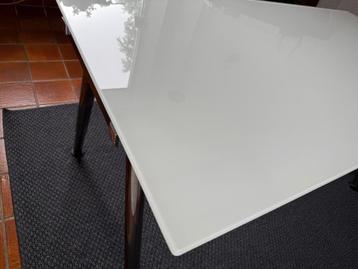 IKEA Galant bureau met chromen onderstel en melkglas blad - afbeelding 2 IKEA Galant bureau met chromen onderstel en melkglas blad - afbeelding 2