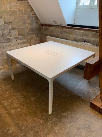 IKEA BEKANT Kantoortafel – 140x140 cm – 3 stuks beschikbaar - afbeelding 1 IKEA BEKANT Kantoortafel – 140x140 cm – 3 stuks beschikbaar - afbeelding 1