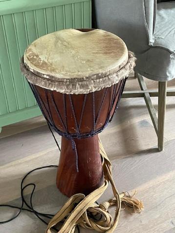 Vintage houten trommel Afrika. Hoge Djembe. Vel beschadigd. 