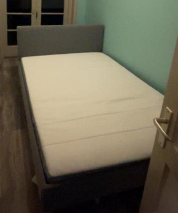 IKEA NARRÖN bedframe grijs gestoffeerd lattenbodem 140 x 200 - afbeelding 1 IKEA NARRÖN bedframe grijs gestoffeerd lattenbodem 140 x 200 - afbeelding 1