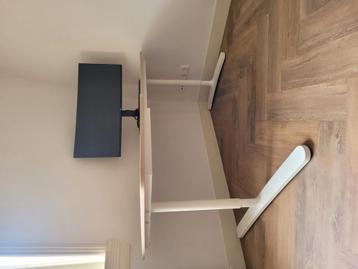 ZGAN Ikea Bekant bureau van zware kwaliteit, kleur beuken - afbeelding 1 ZGAN Ikea Bekant bureau van zware kwaliteit, kleur beuken - afbeelding 1