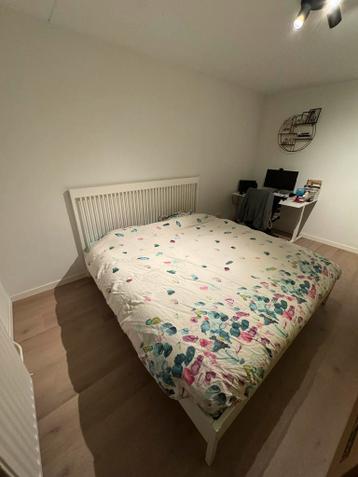 IKEA IDANÄS bedframe 180x200 wit + 2 lattenbodems - afbeelding 2 IKEA IDANÄS bedframe 180x200 wit + 2 lattenbodems - afbeelding 2