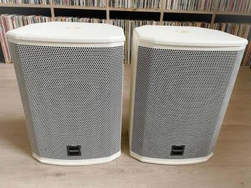 Set witte Tannoy VXP 8 Labgruppen powered speakers + beugels