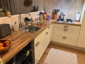 GRATIES AF TE HALE KEUKEN MET APPARATEN