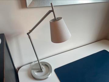 Bureau. Ikea Bekant. 140 x 60. Met lamp en bureaulegger - afbeelding 2 Bureau. Ikea Bekant. 140 x 60. Met lamp en bureaulegger - afbeelding 2