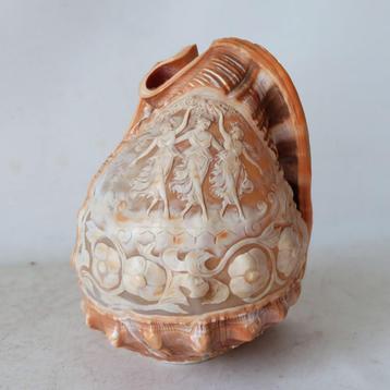 Oude hand gegraveerde Camee schelp in Art Nouveau stijl.