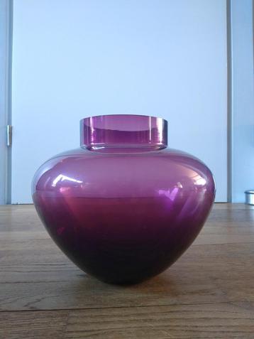 paarse glazen vaas bolvorm