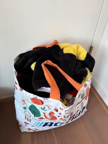Tas met kinderkleding maat 110-128