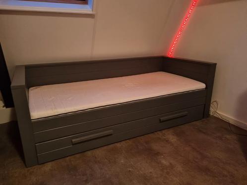 Bed, bedbank van Woood. Grijs, Huis en Inrichting, Slaapkamer | Bedden, Zo goed als nieuw, Ophalen