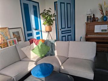 Zwart leren hoekbank + hocker met opbergruimte Ikea - afbeelding 4 Zwart leren hoekbank + hocker met opbergruimte Ikea - afbeelding 4