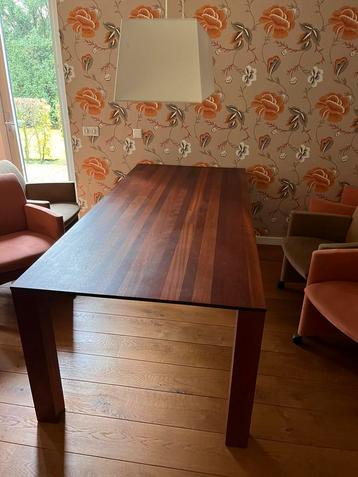 Donker houten eettafel, mooi schuin afgewerkt 220x100x75,5 h