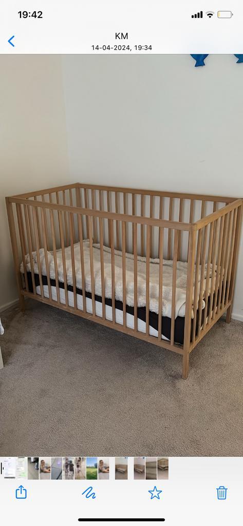 Baby bed, Kinderen en Baby's, Kinderkamer | Bedden, Zo goed als nieuw, Minder dan 140 cm, Minder dan 70 cm, Matras, Ophalen of Verzenden