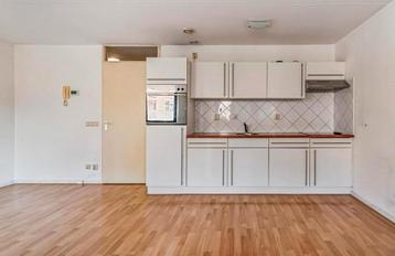 GRATIS 67 m2 laminaat in goede staat. Lift aanwezig 1e ver.