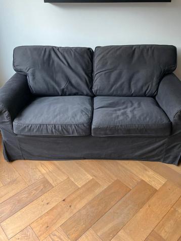 IKEA Ektorp 2-zitsbank met zwarte hoes - afbeelding 1 IKEA Ektorp 2-zitsbank met zwarte hoes - afbeelding 1