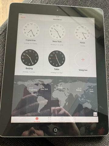 iPad 2 met hoes en oplaadkabel
