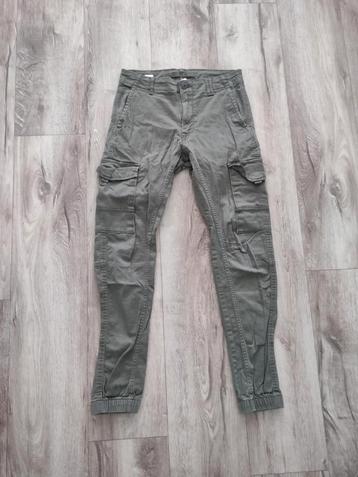 Prachtige groene cargo broek van Jack&Jones, maat 29-32.