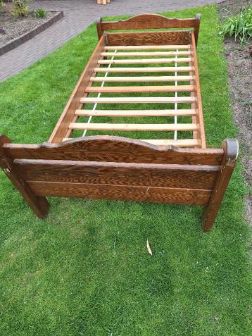 Eenpersoons logeerbed bruin grenen hout