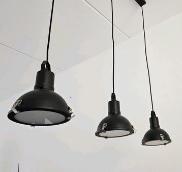 Allerlei soorten lampen: langlamp, spotjes, staande lamp