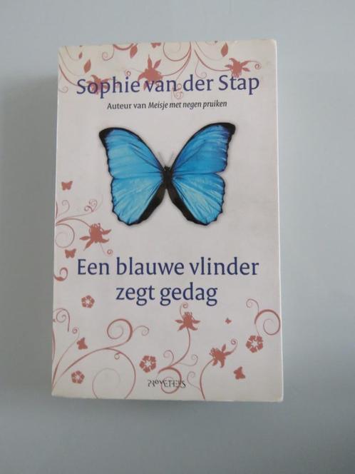 Boek, Een blauwe vlinder zegt gedag - Sophie van der Stap, Boeken, Romans, Gelezen, Nederland, Ophalen of Verzenden