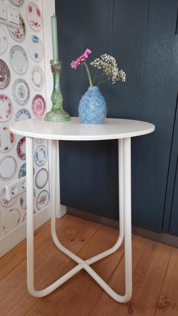 leuke ronde off white bijzettafel doorsnee 50cm hoogte 65cm