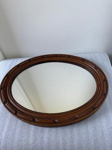 ovale spiegel in houten sierlijst 
