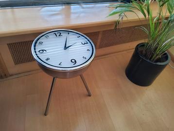 RETRO KLOKTAFEL. Geborsteld staal. Hoogte 50 cm. Diameter 35