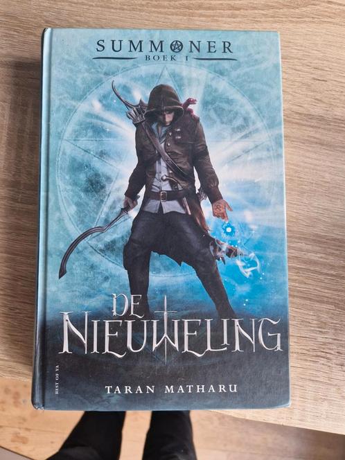 Taran Matharu - De nieuweling nooit gelezen, Boeken, Kinderboeken | Jeugd | 13 jaar en ouder, Zo goed als nieuw, Ophalen of Verzenden