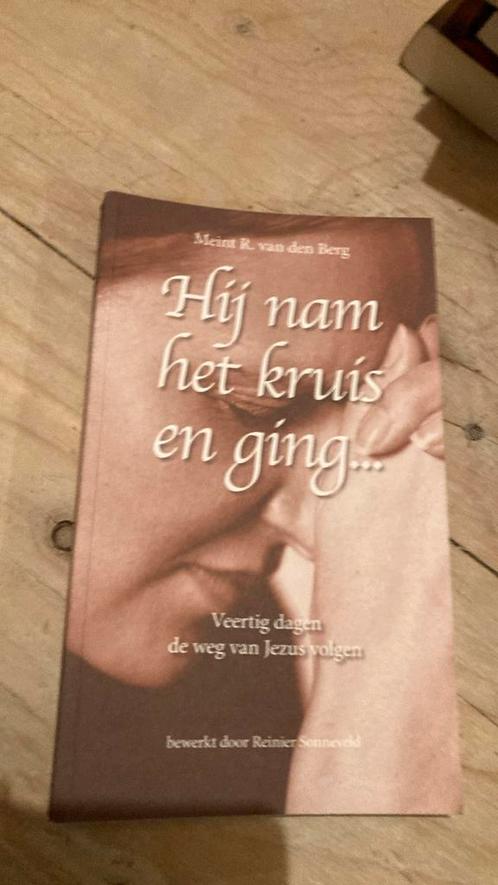 Meint R. van den Berg - Hij nam het kruis en ging..., Boeken, Godsdienst en Theologie, Zo goed als nieuw, Ophalen of Verzenden